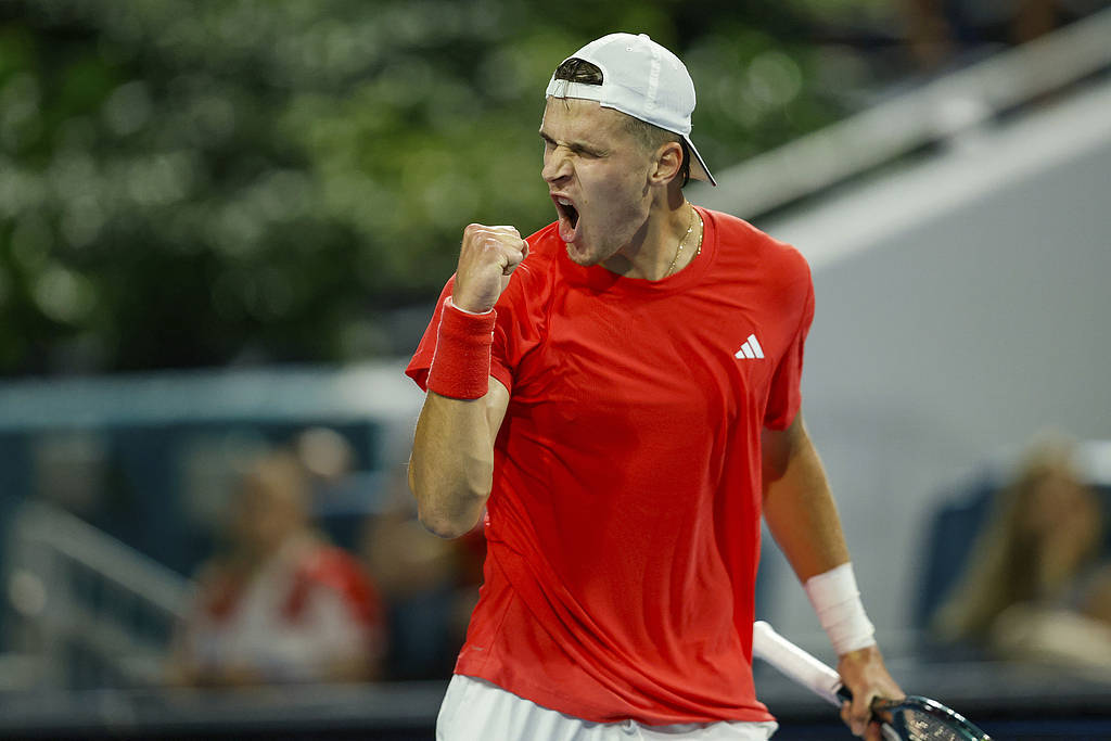 皇冠会员如何申请
_德约无缘100冠皇冠会员如何申请
!迈阿密站:19岁门希克两盘抢七夺生涯首冠