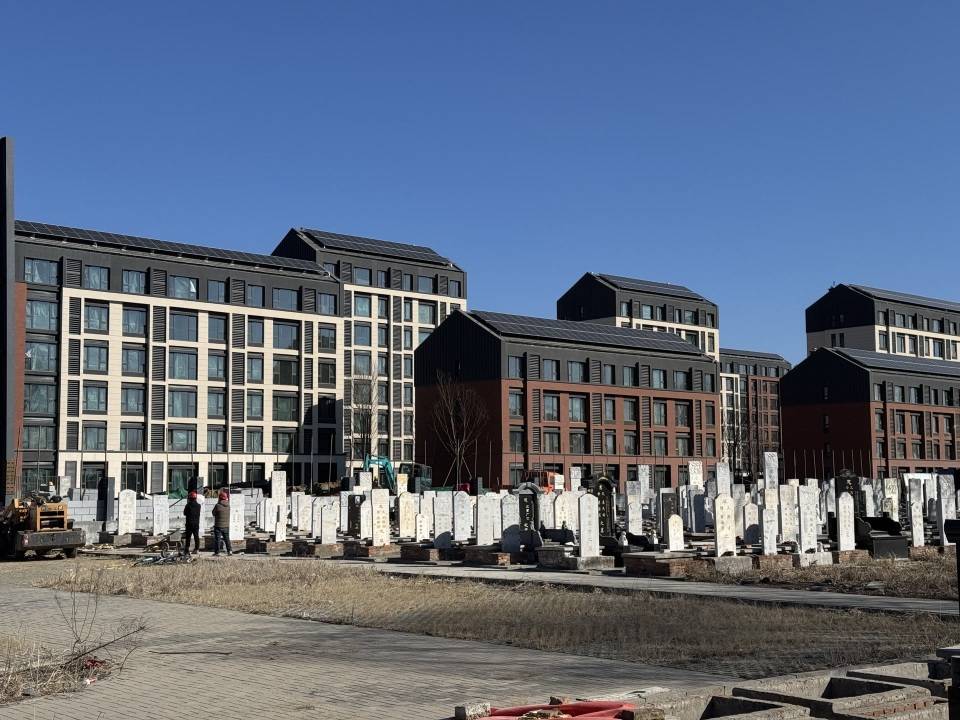 皇冠信用网开户
_“花500万买坟景房皇冠信用网开户
,眼皮子底下就是几百座,太糟心!”