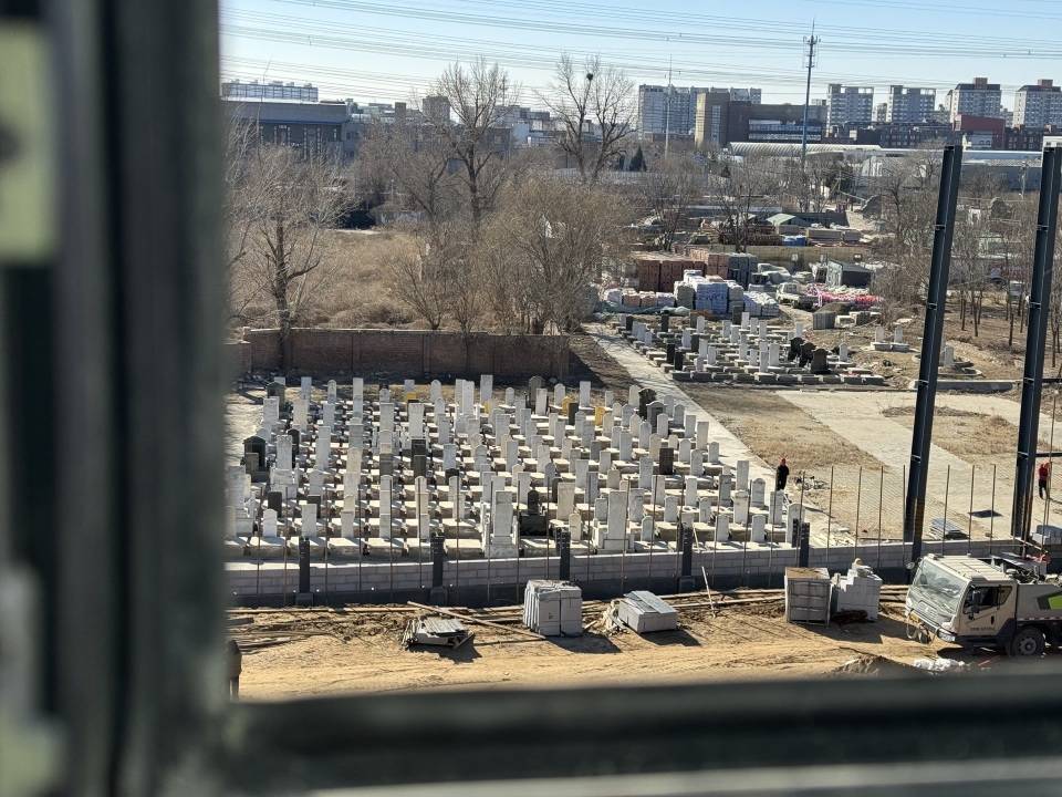 皇冠信用网开户
_“花500万买坟景房皇冠信用网开户
,眼皮子底下就是几百座,太糟心!”