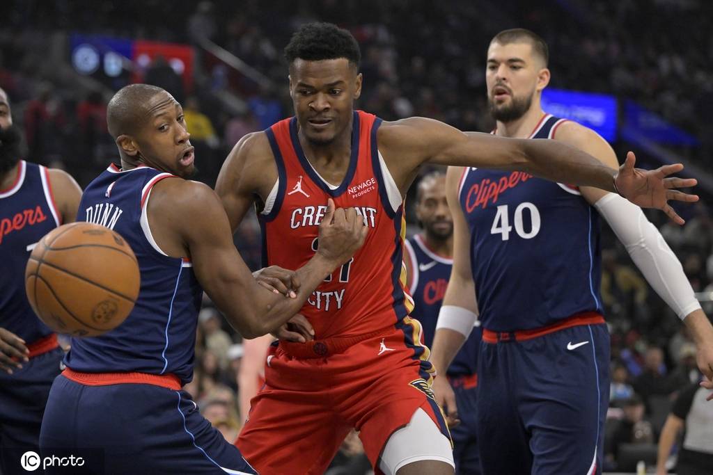 达拉斯独行侠_哈登21+10伦纳德28分 祖巴茨17+10快船击败鹈鹕