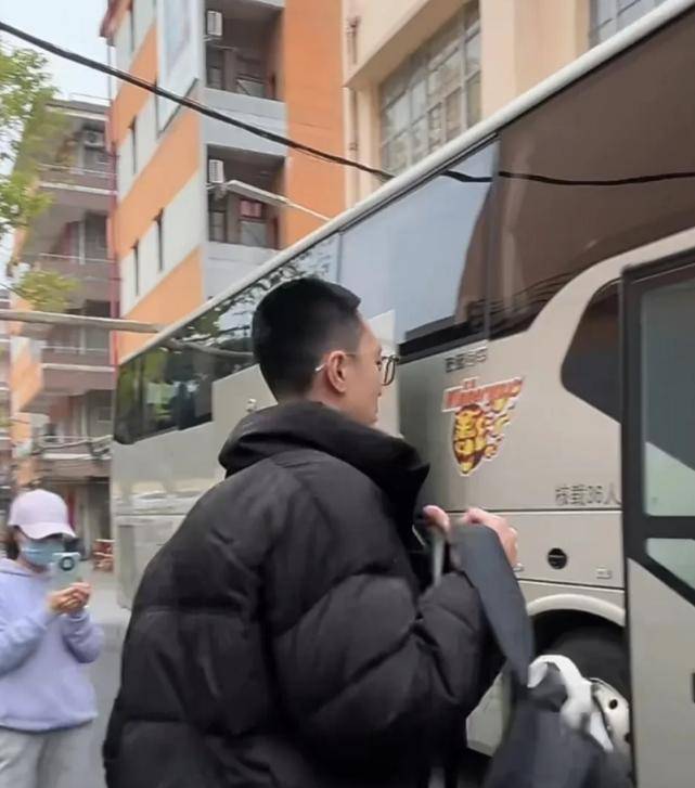 印第安纳步行者 v 萨克拉门托国王_杜锋带13人出征上海！4外援+23兄弟印第安纳步行者 v 萨克拉门托国王，贝贝获重用