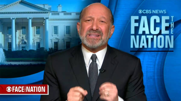 反恐精英比分_美商务部长骄傲宣称:将来有百万美国人能去拧螺丝造iPhone