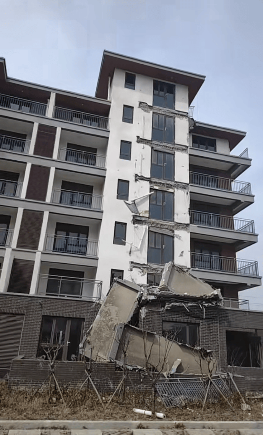 皇冠信用网代理占成
_山东威海一住宅楼多个楼层阳台坠落皇冠信用网代理占成
，当地回应：无人入住，正在调查