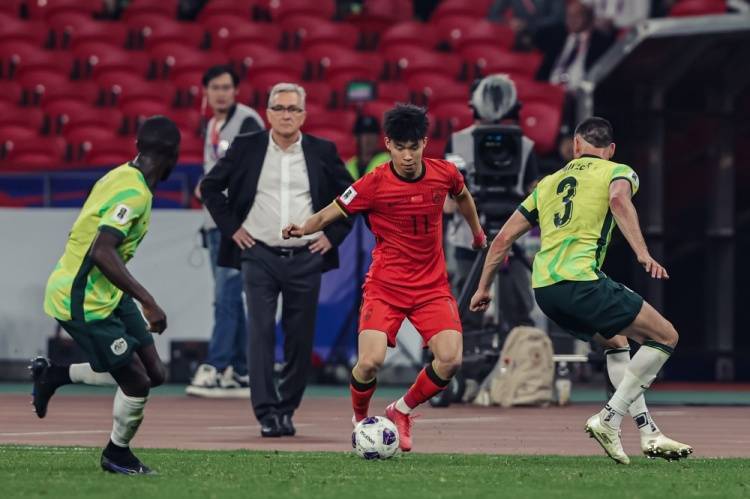 英格兰冠军联赛_主帅与球员“脱钩”英格兰冠军联赛，盲目自大心理作祟，中国足球还有出路吗？