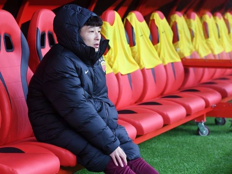 英格兰冠军联赛_主帅与球员“脱钩”英格兰冠军联赛，盲目自大心理作祟，中国足球还有出路吗？