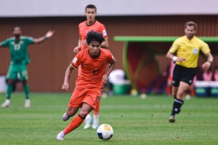 英格兰冠军联赛_主帅与球员“脱钩”英格兰冠军联赛，盲目自大心理作祟，中国足球还有出路吗？