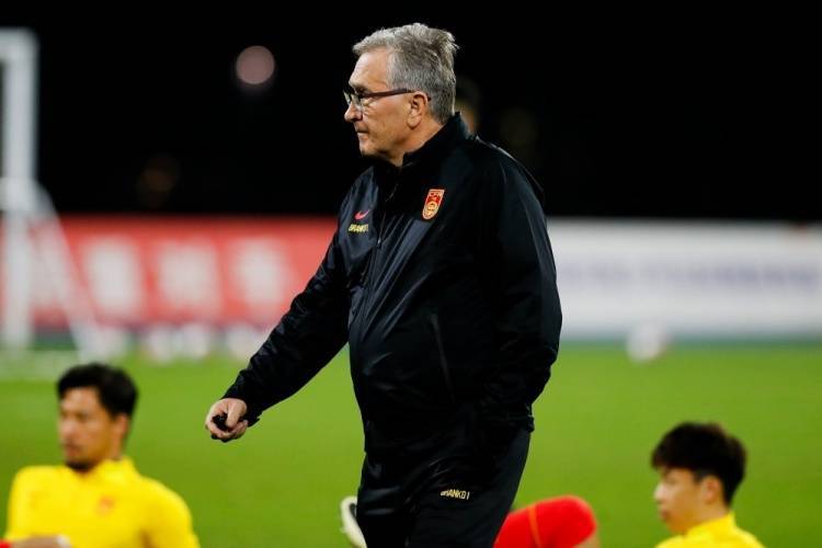 英格兰冠军联赛_主帅与球员“脱钩”英格兰冠军联赛，盲目自大心理作祟，中国足球还有出路吗？