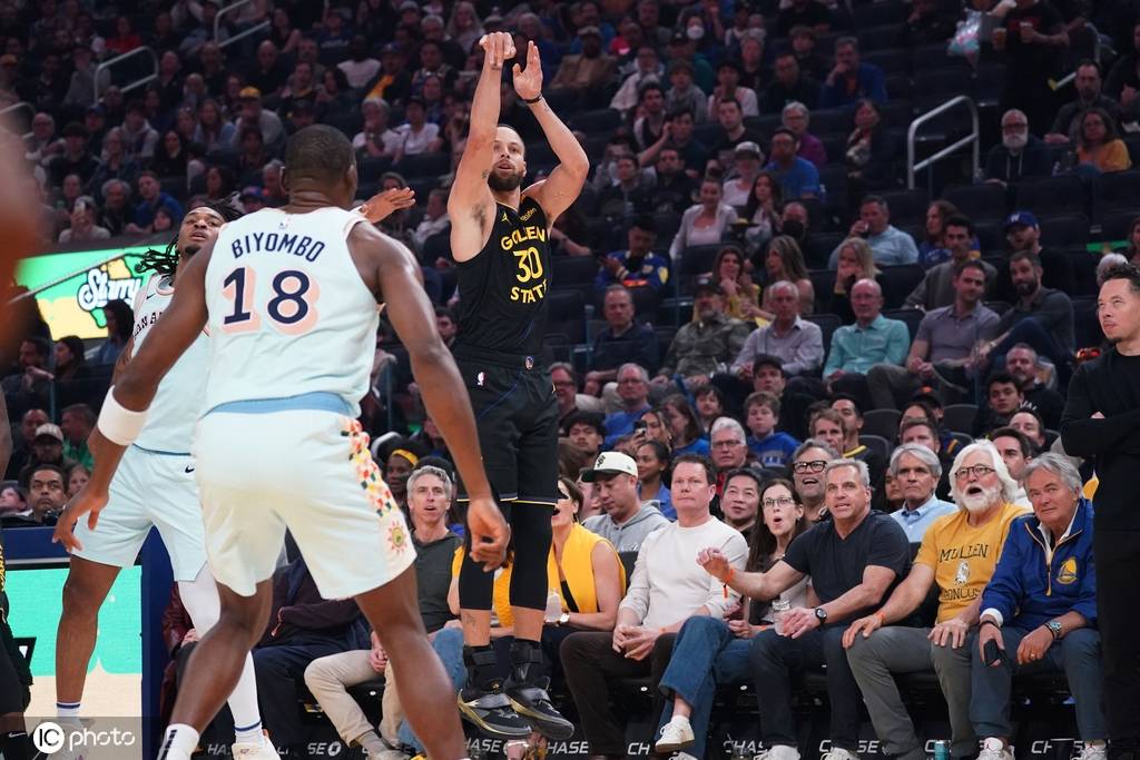 NBA-球员总篮板球数
_库里空砍30分巴恩斯压哨绝杀 马刺逆转击败勇士