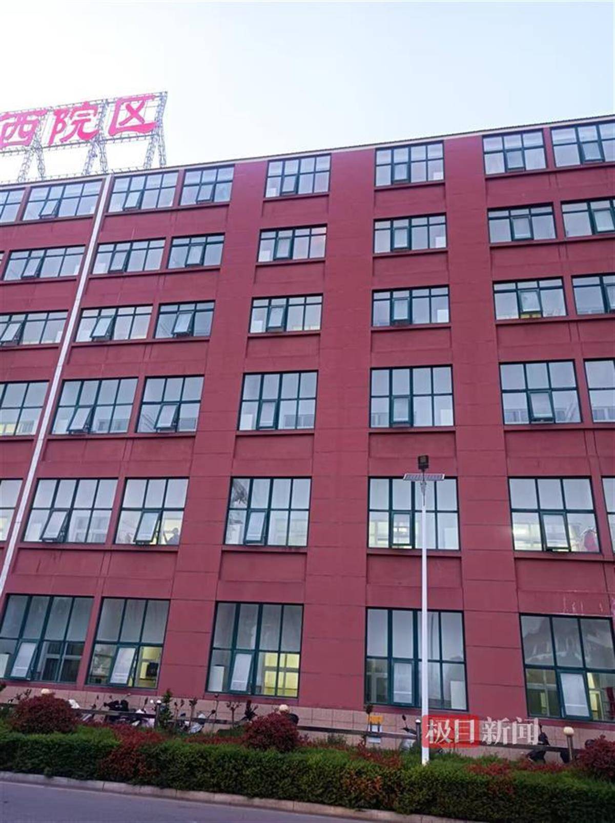 阿美尼亚超级联赛
_病房悲剧之谜：男子住院当晚捅伤同病房父子并跳楼身亡阿美尼亚超级联赛
，医院称其入院时无精神异常表现