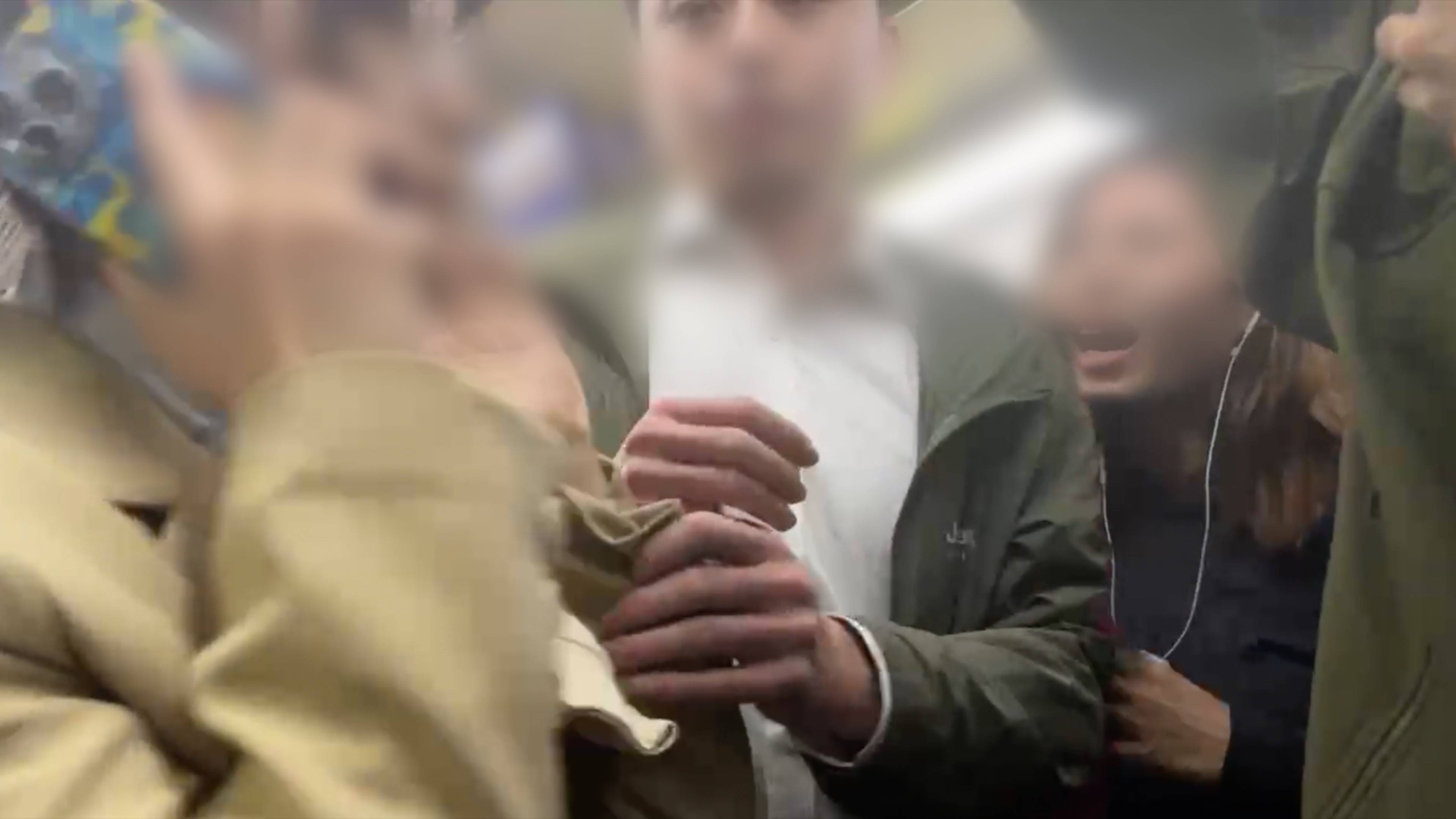 阿美尼亚超级联赛
_上海地铁猥亵事件三天后阿美尼亚超级联赛
，涉事男子公司称其被开除，职位疑为大堂前台接待