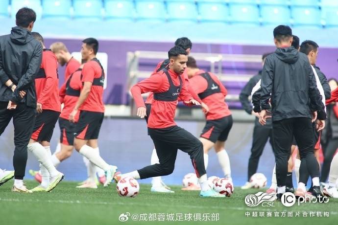 非洲足球冠军联赛
_成都蓉城队主教练徐正源和球员古尔芬克尔出席非洲足球冠军联赛
了赛前新闻发布会