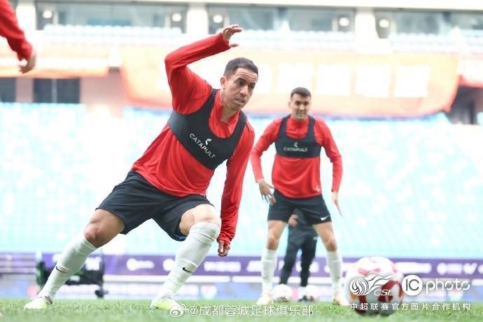 非洲足球冠军联赛
_成都蓉城队主教练徐正源和球员古尔芬克尔出席非洲足球冠军联赛
了赛前新闻发布会