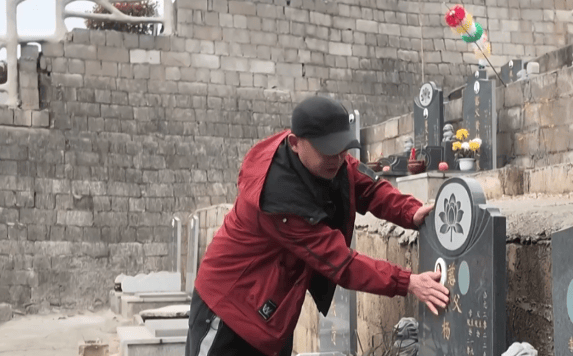 马来西亚MFL杯U23
_贵阳一男子到公墓祭奠亡妻马来西亚MFL杯U23
，却发现骨灰竟然不见了！得知真相后，他心酸又无奈......