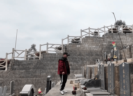 马来西亚MFL杯U23
_贵阳一男子到公墓祭奠亡妻马来西亚MFL杯U23
，却发现骨灰竟然不见了！得知真相后，他心酸又无奈......