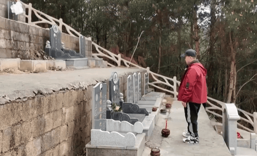 马来西亚MFL杯U23
_贵阳一男子到公墓祭奠亡妻马来西亚MFL杯U23
，却发现骨灰竟然不见了！得知真相后，他心酸又无奈......