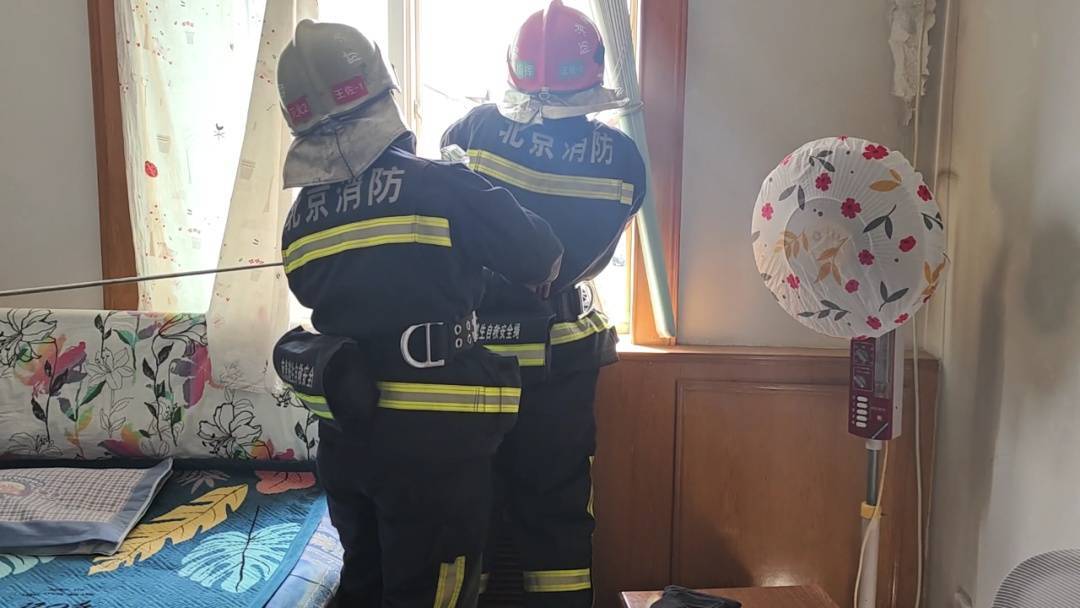 赔率转换
_北京狂风中一家住户热水器掉落赔率转换
!北京消防紧急处置!