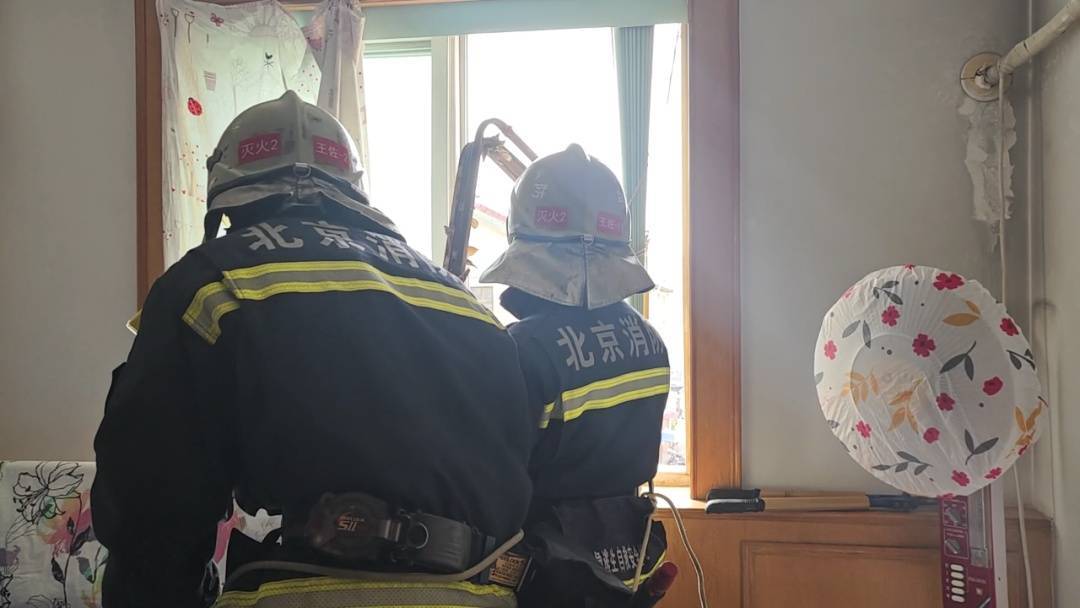 赔率转换
_北京狂风中一家住户热水器掉落赔率转换
!北京消防紧急处置!