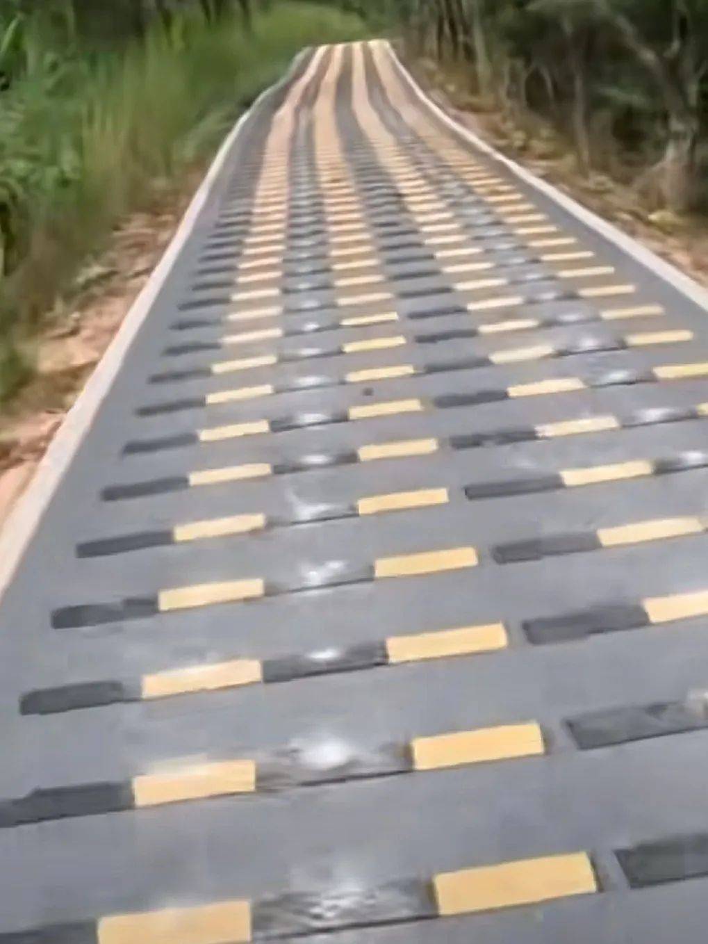 皇冠信用盘开户
_深圳一绿道现“搓衣板式”减速带皇冠信用盘开户
，网友直呼“反人类”，官方回应