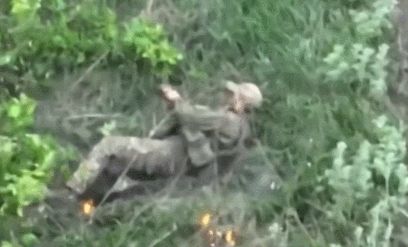 皇冠登2代理_数十名俄军吞枪自杀皇冠登2代理，多名女兵被炸死！用枪爆头会有痛苦吗？