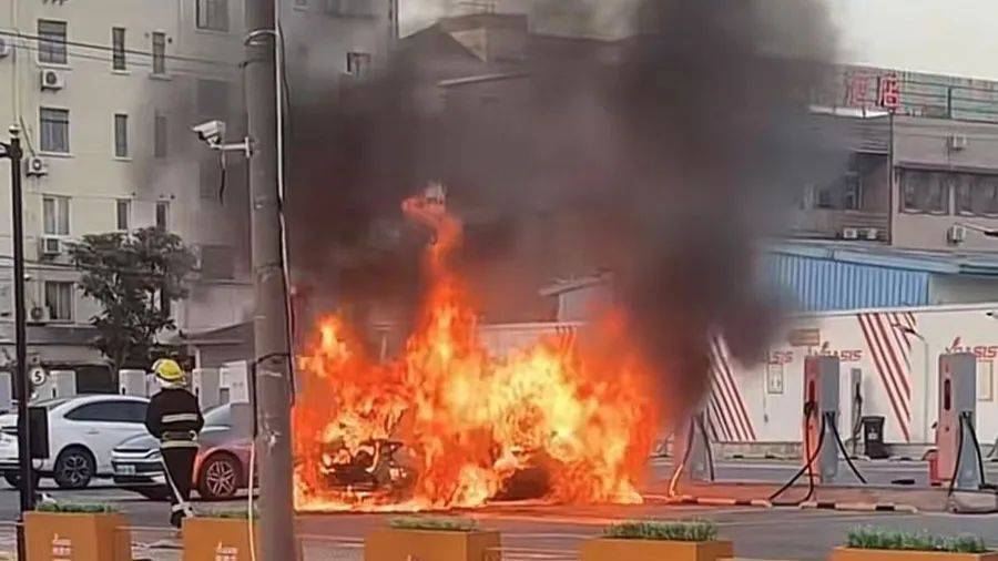 皇冠信用網怎么申请
_突发!上海浦东一新能源车充电站发生火情皇冠信用網怎么申请
,有车被烧成空壳