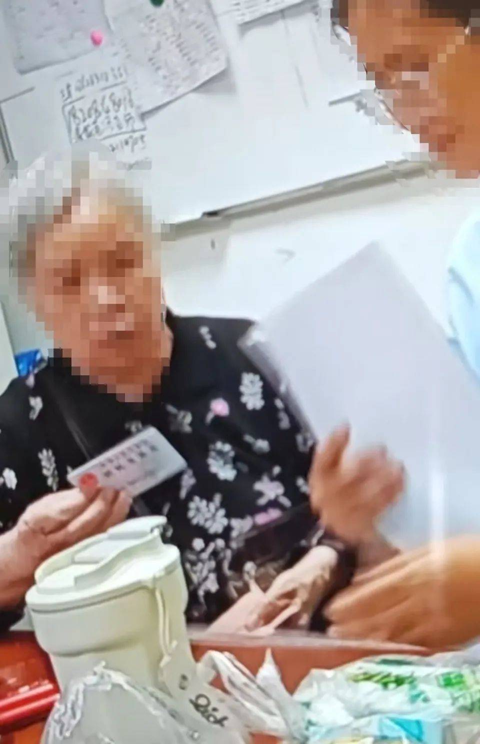 皇冠信用網怎么申请
_84岁老太被大女儿带出养老院皇冠信用網怎么申请
，取光40万存款！小女儿：养老院应担责