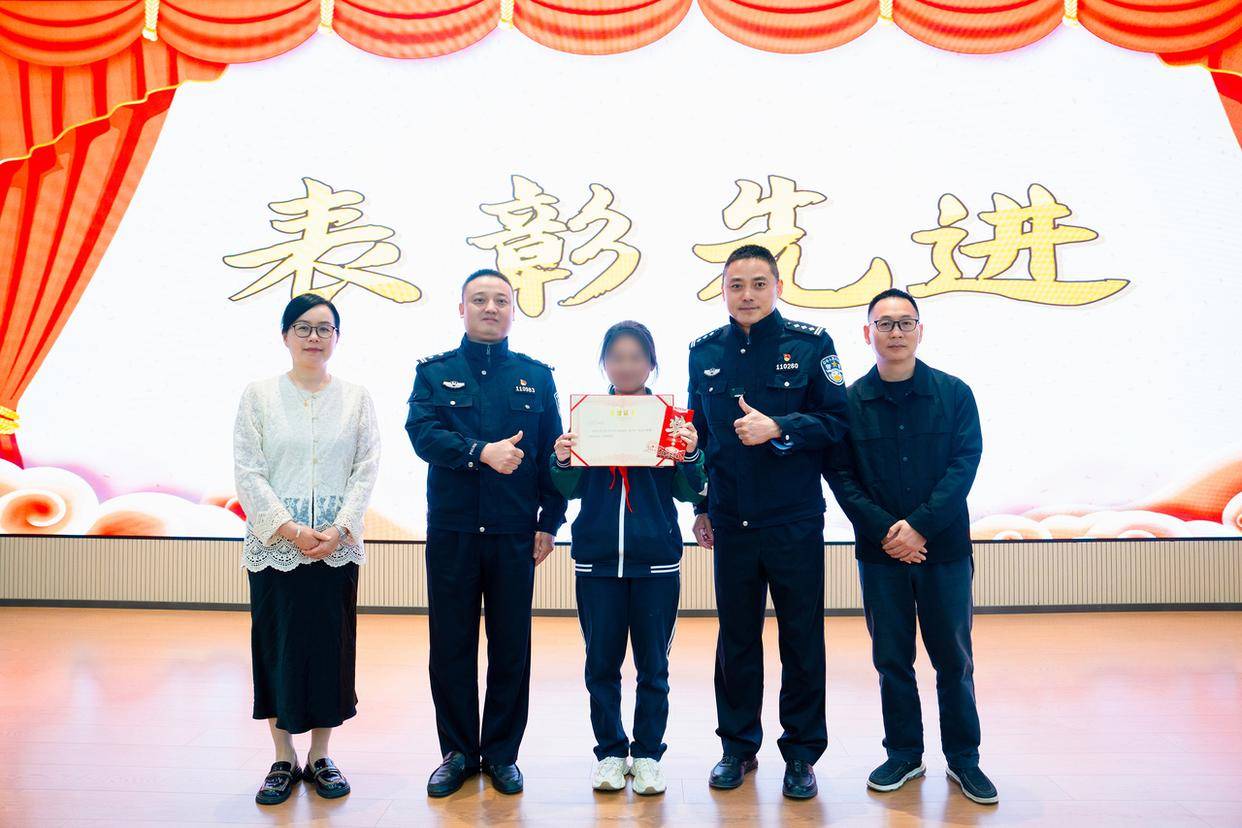 皇冠信用網出租
_杭州一学生网购讲义夹皇冠信用網出租
，包裹里竟藏着8万元现金，背后涉及一场诈骗