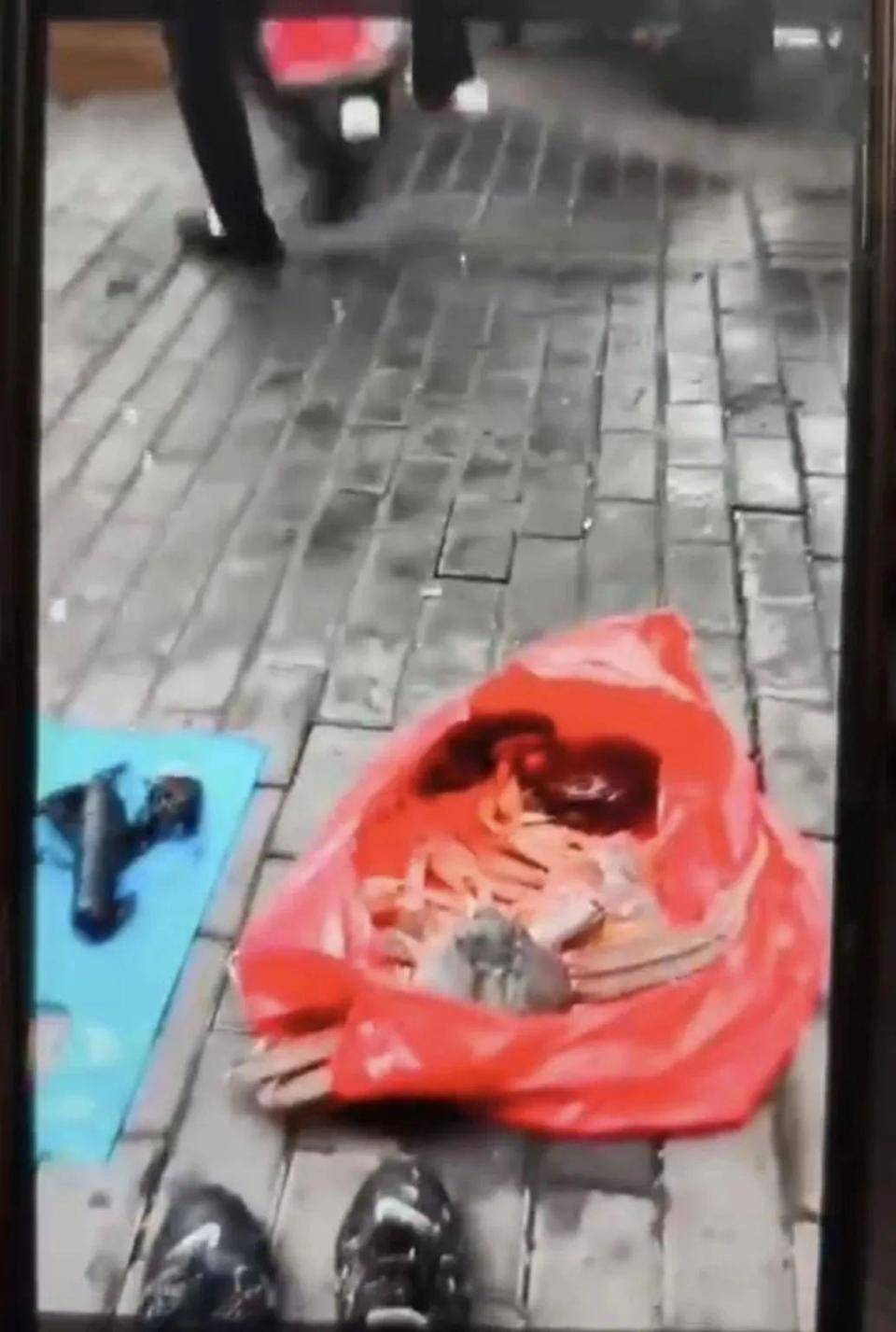 皇冠信用盘代理
_海鲜老板觉得账目不对皇冠信用盘代理
，一看监控：员工在搞“零元购”，获利10万元