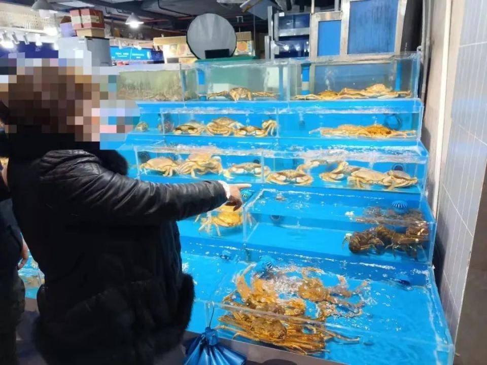 皇冠信用盘代理
_海鲜老板觉得账目不对皇冠信用盘代理
，一看监控：员工在搞“零元购”，获利10万元