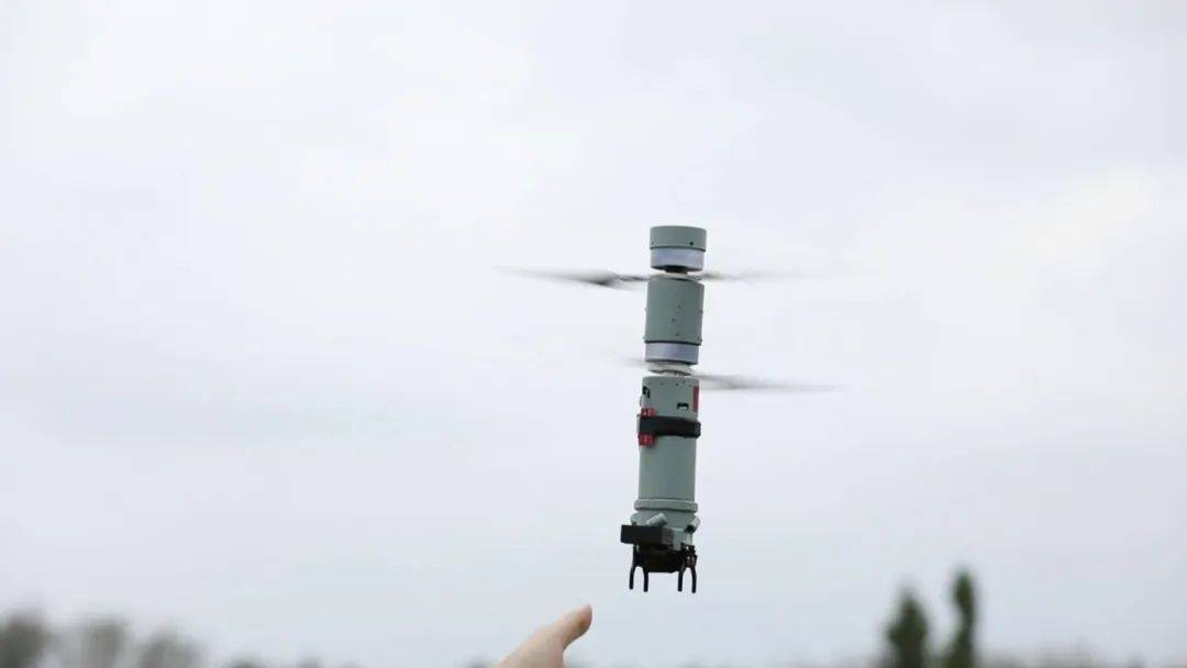 皇冠信用网如何注册
_起猛了！看见“保温杯”在天上飞皇冠信用网如何注册
，网友：“四合一！科幻照进现实~”