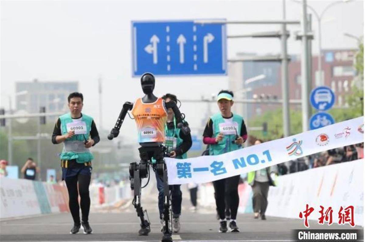 皇冠abcd类型網
_半马比赛身高1.3米的宇树机器人中途摔倒皇冠abcd类型網
，1.8米的天工机器人夺冠，有啥“秘密武器”？