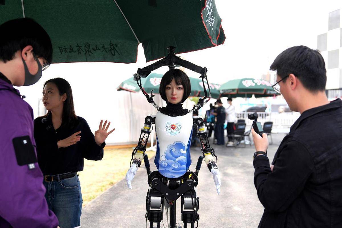 皇冠abcd类型網
_半马比赛身高1.3米的宇树机器人中途摔倒皇冠abcd类型網
，1.8米的天工机器人夺冠，有啥“秘密武器”？