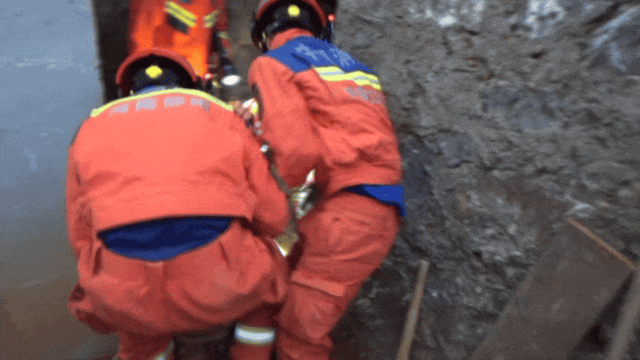 皇冠信用登2代理网址
_女子进入自家地窖取红薯时皇冠信用登2代理网址
,地窖突然坍塌……消防救援人员紧急施救