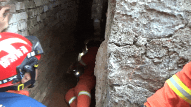 皇冠信用登2代理网址
_女子进入自家地窖取红薯时皇冠信用登2代理网址
,地窖突然坍塌……消防救援人员紧急施救