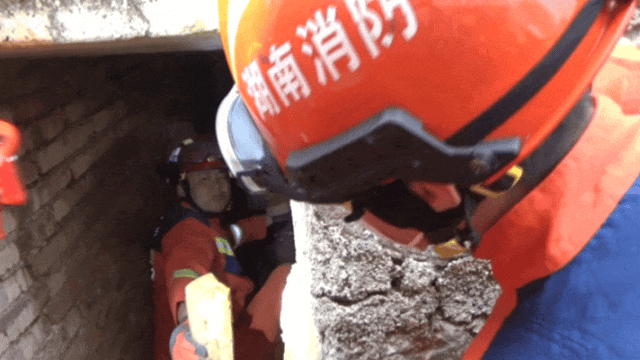 皇冠信用登2代理网址
_女子进入自家地窖取红薯时皇冠信用登2代理网址
,地窖突然坍塌……消防救援人员紧急施救