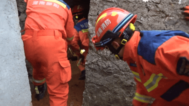 皇冠信用登2代理网址
_女子进入自家地窖取红薯时皇冠信用登2代理网址
,地窖突然坍塌……消防救援人员紧急施救