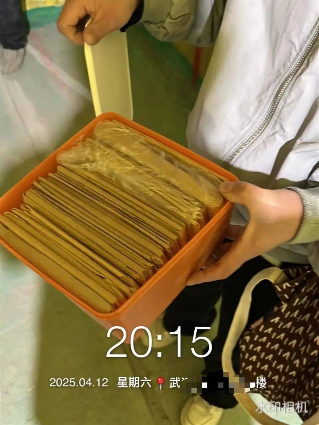 皇冠登3代理申请
_旧房翻新拆出10万现金!装修经理不敢告诉女业主皇冠登3代理申请
,男业主:并非私房钱,是家里的备用金