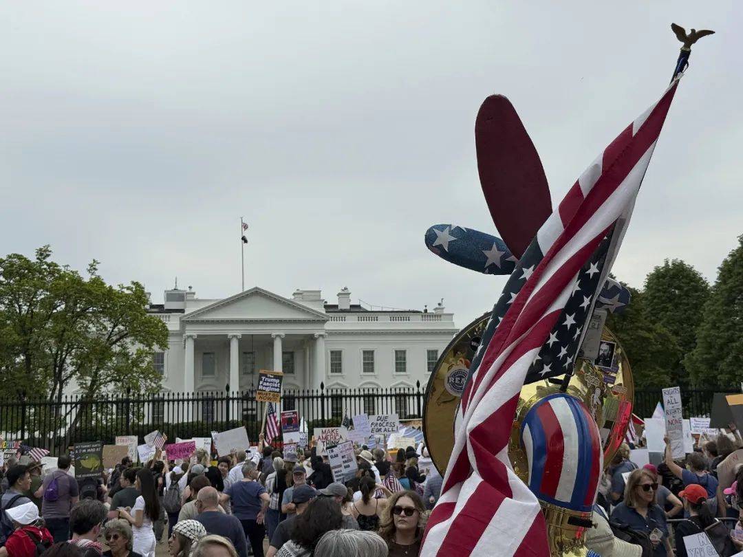 皇冠信用盘在哪里开通
_英国明确拒绝与中国脱钩！3月赴美游客大跌皇冠信用盘在哪里开通
，特朗普经济政策支持率创新低，多地爆发抗议！诺奖得主等数十位经济学家，签署“反关税宣言”
