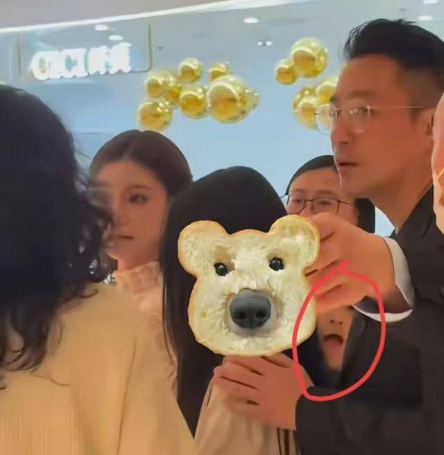 皇冠信用网代理
_大S儿女回北京皇冠信用网代理
，张兰拉着小玥儿逛街，网友夸汪小菲好帅