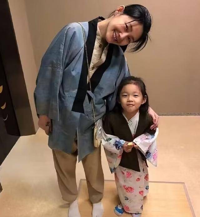 皇冠信用网代理
_大S儿女回北京皇冠信用网代理
，张兰拉着小玥儿逛街，网友夸汪小菲好帅