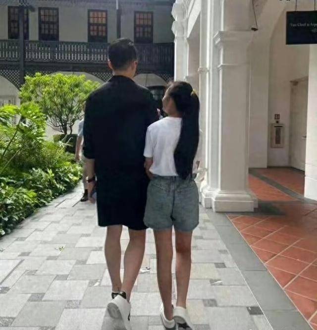 皇冠信用网代理
_大S儿女回北京皇冠信用网代理
，张兰拉着小玥儿逛街，网友夸汪小菲好帅