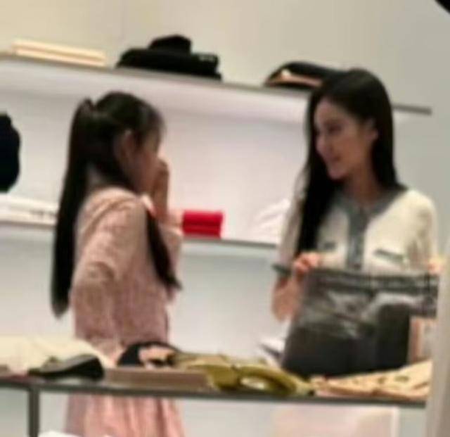 皇冠信用网代理
_大S儿女回北京皇冠信用网代理
，张兰拉着小玥儿逛街，网友夸汪小菲好帅