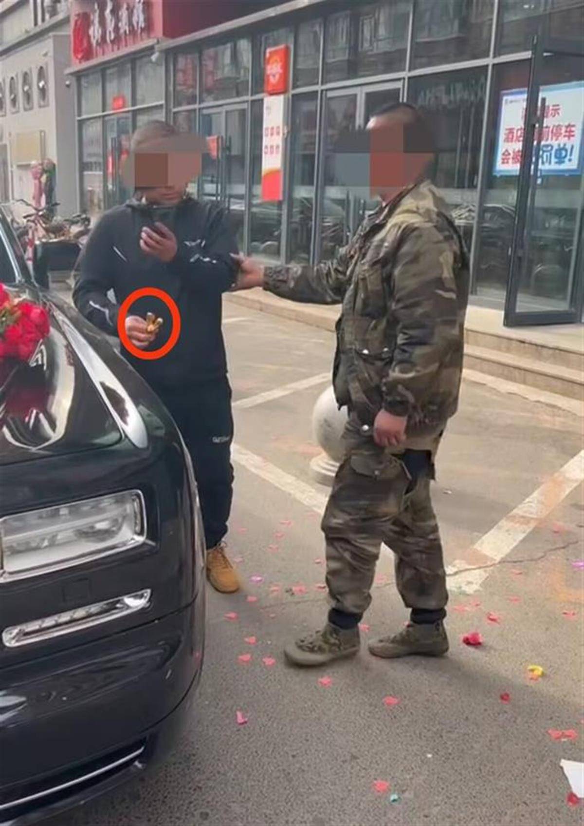 皇冠信用网正网
_长春街头劳斯莱斯“小金人”被掰断?警方已介入皇冠信用网正网
,当地婚庆:男子经常讨要喜钱