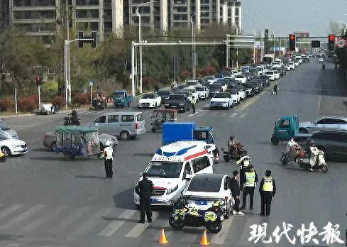 皇冠登3管理出租
_等待红绿灯时车内睡着皇冠登3管理出租
,江苏南通一醉驾男撞上接自己的救护车