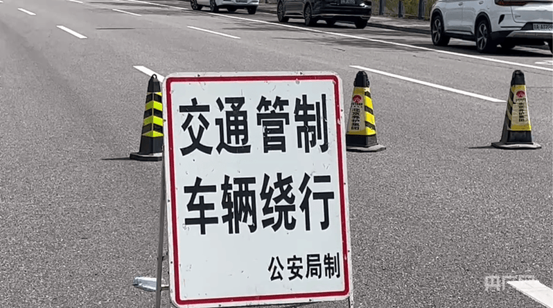 皇冠信用网出租代理
_目击者讲述北京潮白河大桥起火过程：早上4点多 桥下开始冒烟