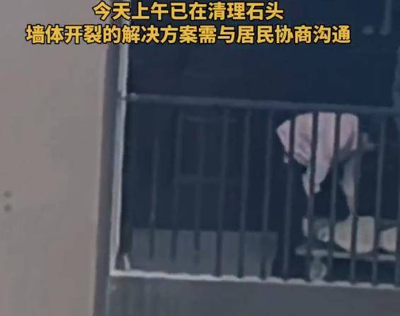 皇冠信用盘在线注册
_浙江居民家中藏数百块石头皇冠信用盘在线注册
,致邻居家墙体开裂!街道办回应:目前全铺在了小区草坪上,准备搬走