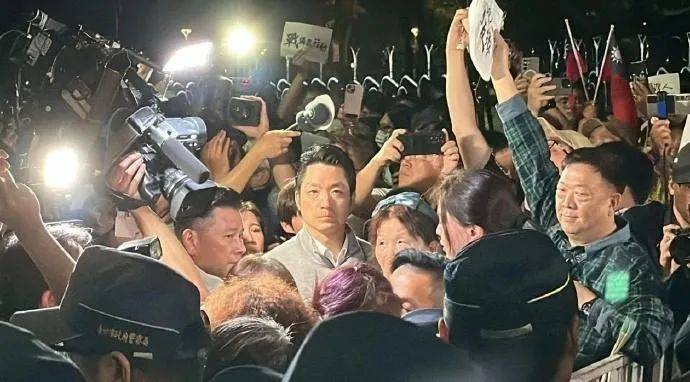 皇冠信用網怎么弄
_岛内风向变了?台湾退将发声:我们最大的敌人就是赖清德皇冠信用網怎么弄
,不一般