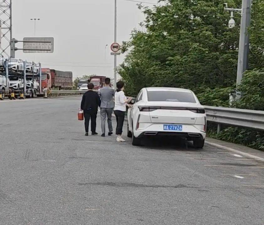 皇冠信用网在哪里开通
_女游客惊闻独子离世噩耗收费站前崩溃皇冠信用网在哪里开通
，长沙收费员“借”她肩膀陪伴安抚：我也哭了