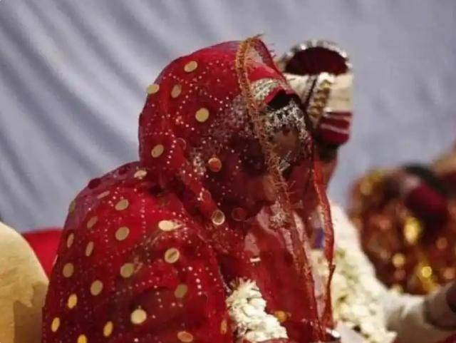 如何代理皇冠信用网
_印男子婚礼当天发现新娘竟被调包成岳母,被哥嫂威胁不许反抗