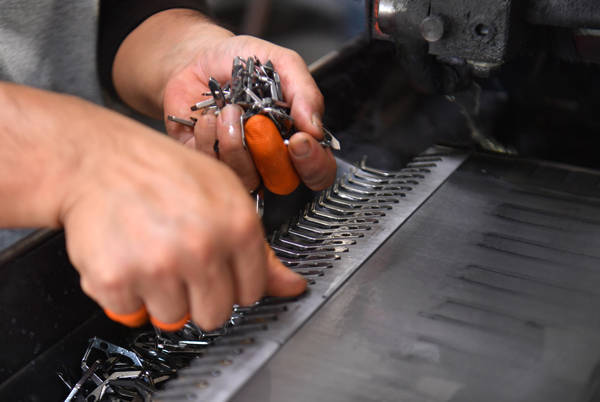 皇冠足球平台代理
_“就算美国从第三国进口机械部件皇冠足球平台代理
，兜兜转转，绕不开中国”