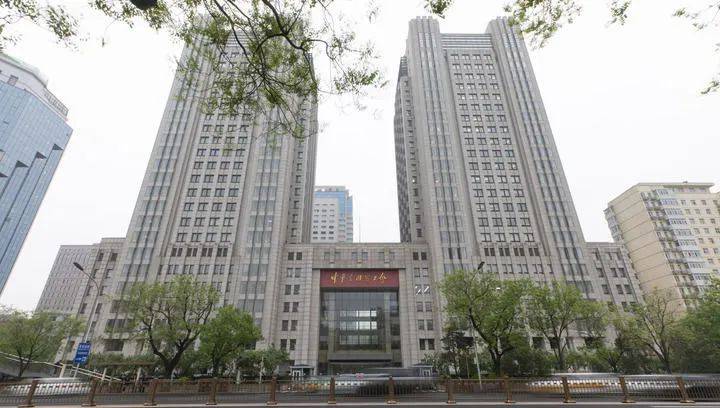 皇冠信用网开户
_唱响奋进新征程的劳动者之歌——写在中华全国总工会成立一百周年之际